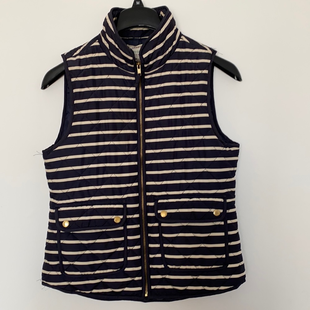 Woman zipped sleeveless nautical navy white stripped vest